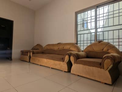 Used But in Good condition 05 seater Sofa Set