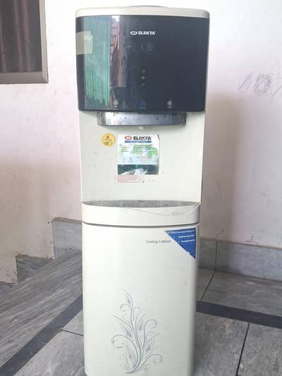 Dispenser of Elekta brand with cooling cabinet in Good condition