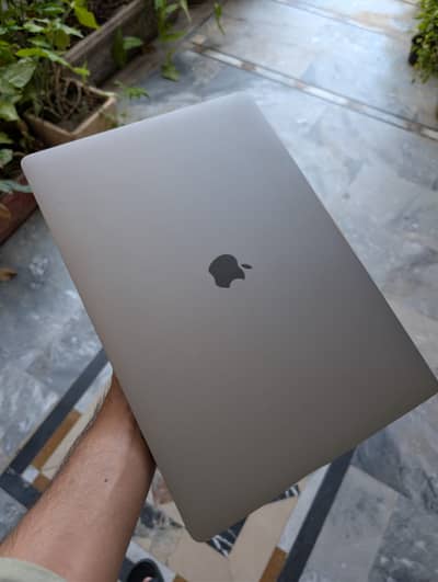 Macbook Pro / Macbook Pro 2019 / Macbook i9 / Macbook 16 Inch / Apple