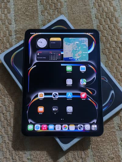 iPad Pro M4 Chip 256GB Like New With Original Box Charger Health 100