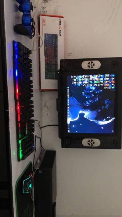 Ryzen 5 2400 g . 12 gb ram . 128 gb ssd 500 gb hard vega 11 graphics c