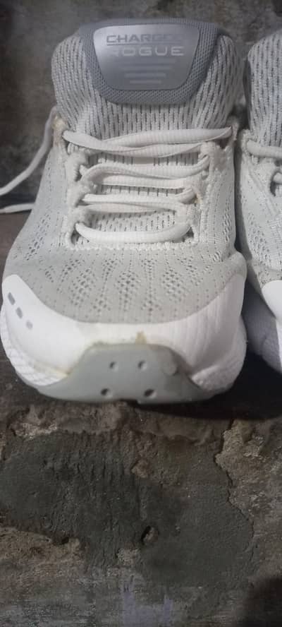 MEN ORIGINAL UNDER ARMOUR COPNY IN GOOD CONDITION COMFORTABLE FOR FEET