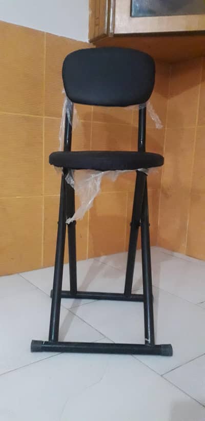 bilkul new he thore used he total 5 chair he