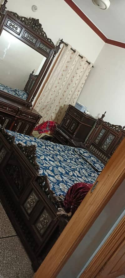 Bed+Dressing table+Side tables