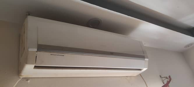 GREE INVERTER 1 TON AC