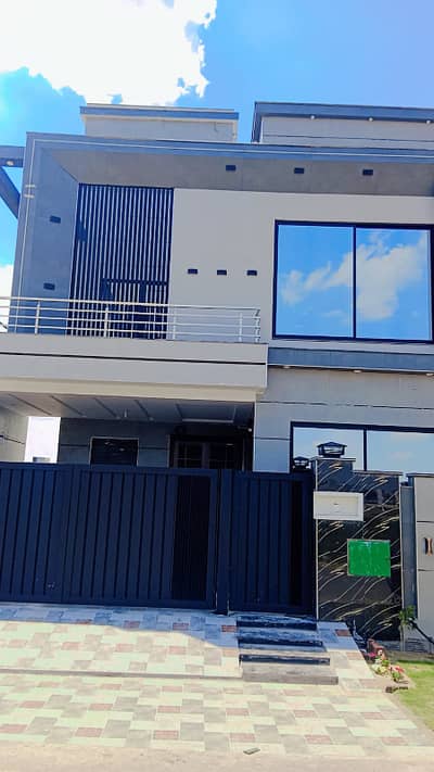 I HAVE A 8 MARLA HOUSE FOR RENT. BAHRIA ORCHARD LAHORE PHASE 2. BRAND NEW FIRST ENTRY. RENT 1 LACS FINAL. VISIT ANY TIME