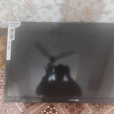 Samsung 43 inches Smart tv led damage screen for sale