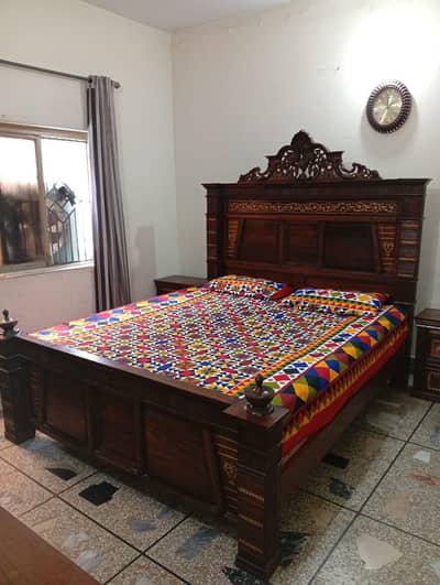 king seize bed with dressing and side tables