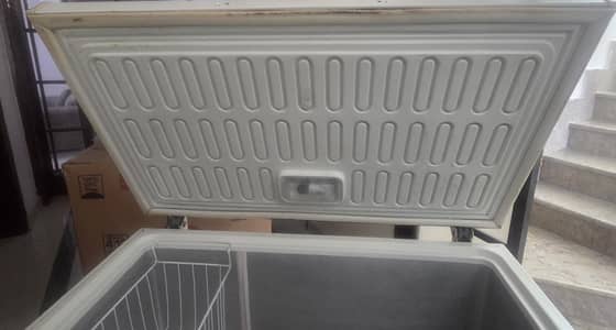 Deluxe model 12cuft (330 litre) Deep freezer