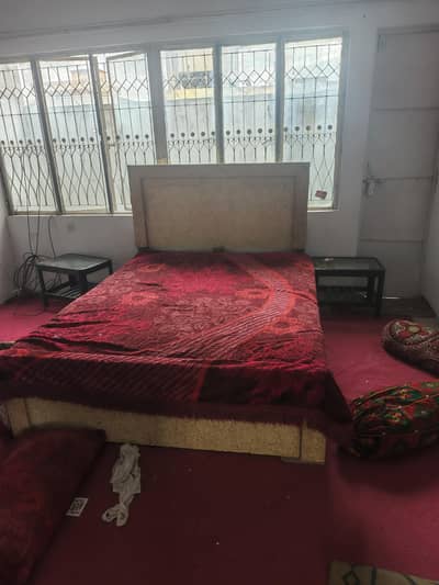 bed mazboot hy. buht khud oder pay banwaya ta