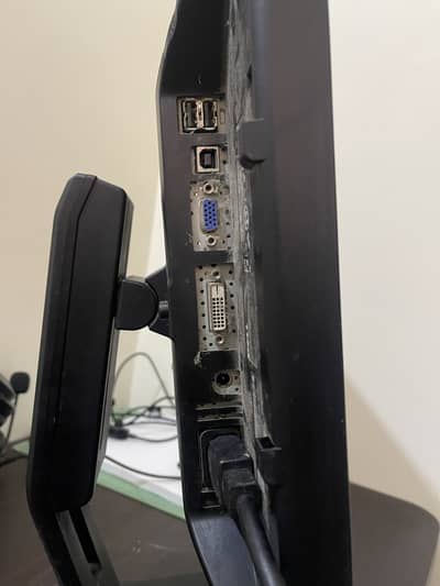 Dell led monitor with speaker 17 inches