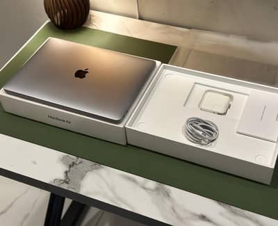 MacBook Air 2020 8/256gb 10/10 condition