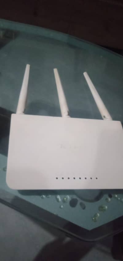 Tenda F3 Wireless Router - 300Mbps - 3 Antennas - Good Condition