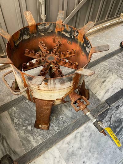 بڑا چولہا اور سٹیل کا بڑا پتیلا ڈہکن کے ساتھ ۔