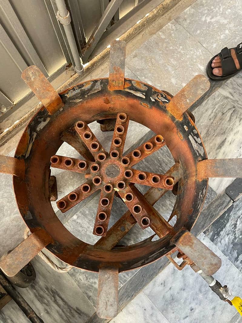 بڑا چولہا اور سٹیل کا بڑا پتیلا ڈہکن کے ساتھ ۔ 1