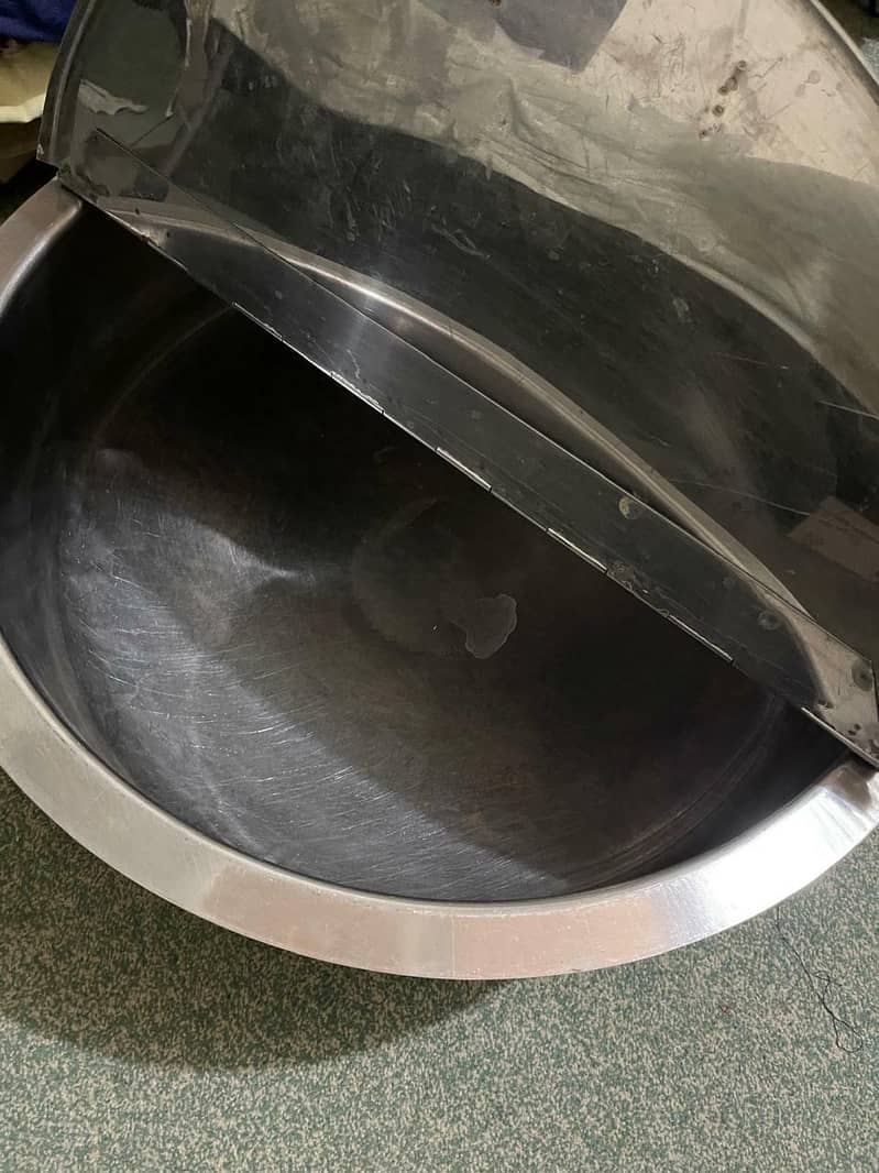 بڑا چولہا اور سٹیل کا بڑا پتیلا ڈہکن کے ساتھ ۔ 2