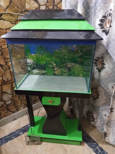 Fish Aquarium with table in Good condition