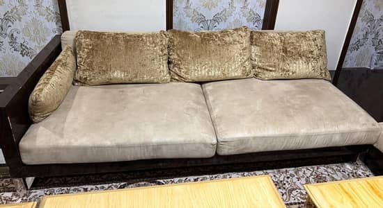 selling my new sofa and table