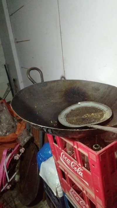 2 iron ki karahi ik bari h ik chioti