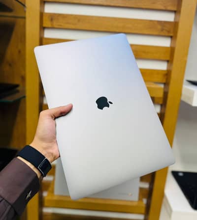 MacBook pro 2018 Core i9 32GB 500GB 4GB Graphics