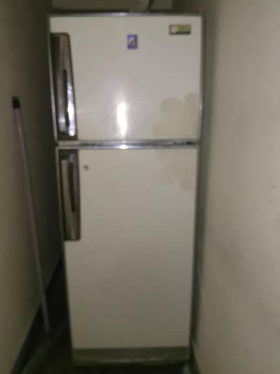 freezer youz hai lakin bilkol kol tik hai 10 by 10 conditoin hai