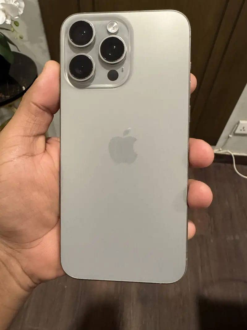 Apple iPhone 15 Pro Max 4