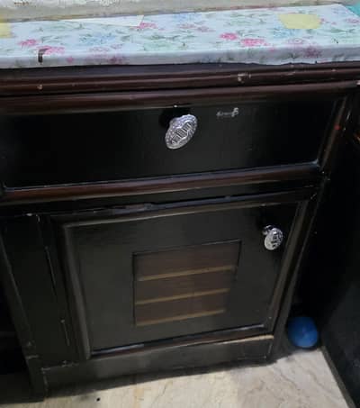 bed,dressing table,side tables