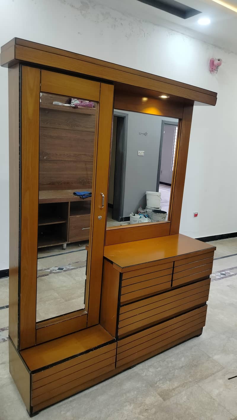 Almost new dressing/makeup table 0