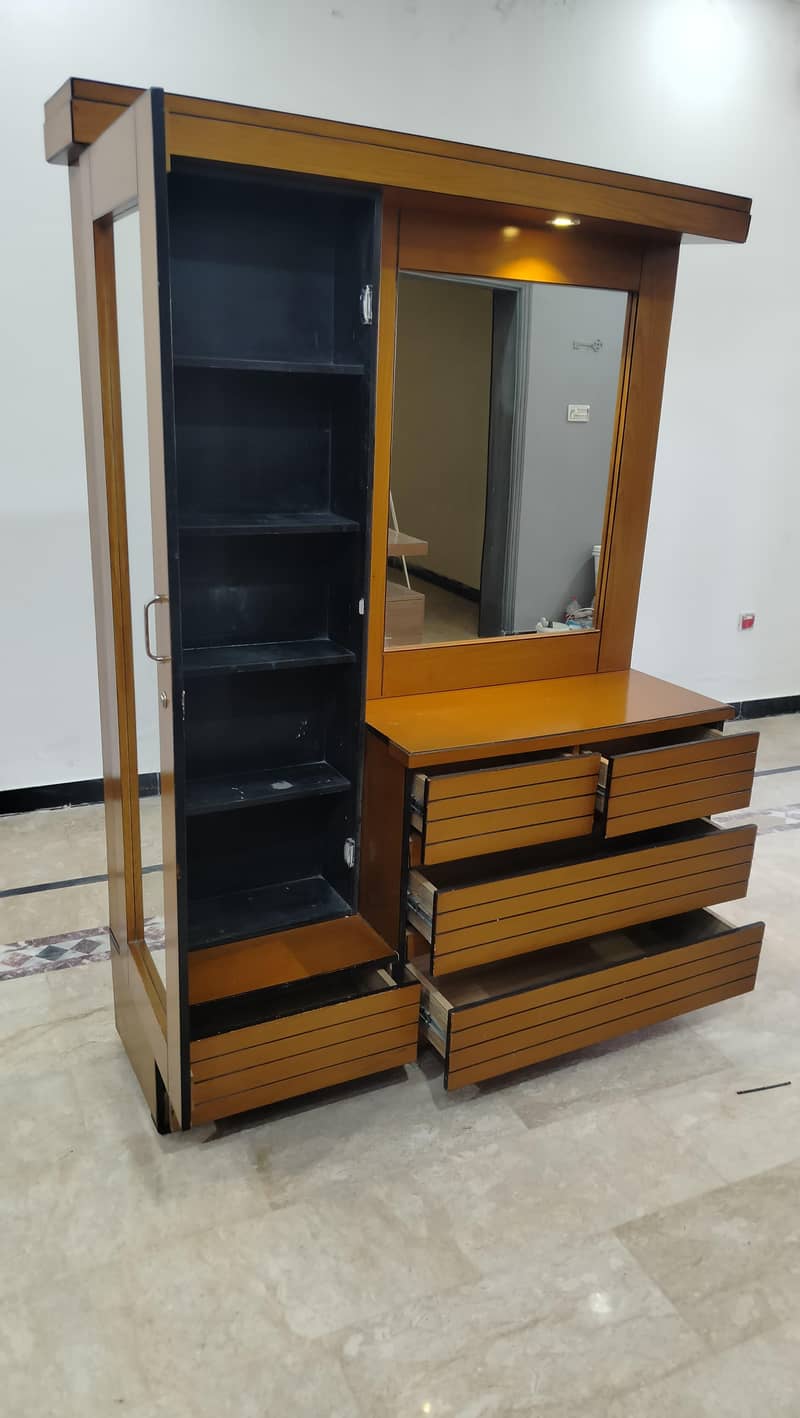 Almost new dressing/makeup table 1