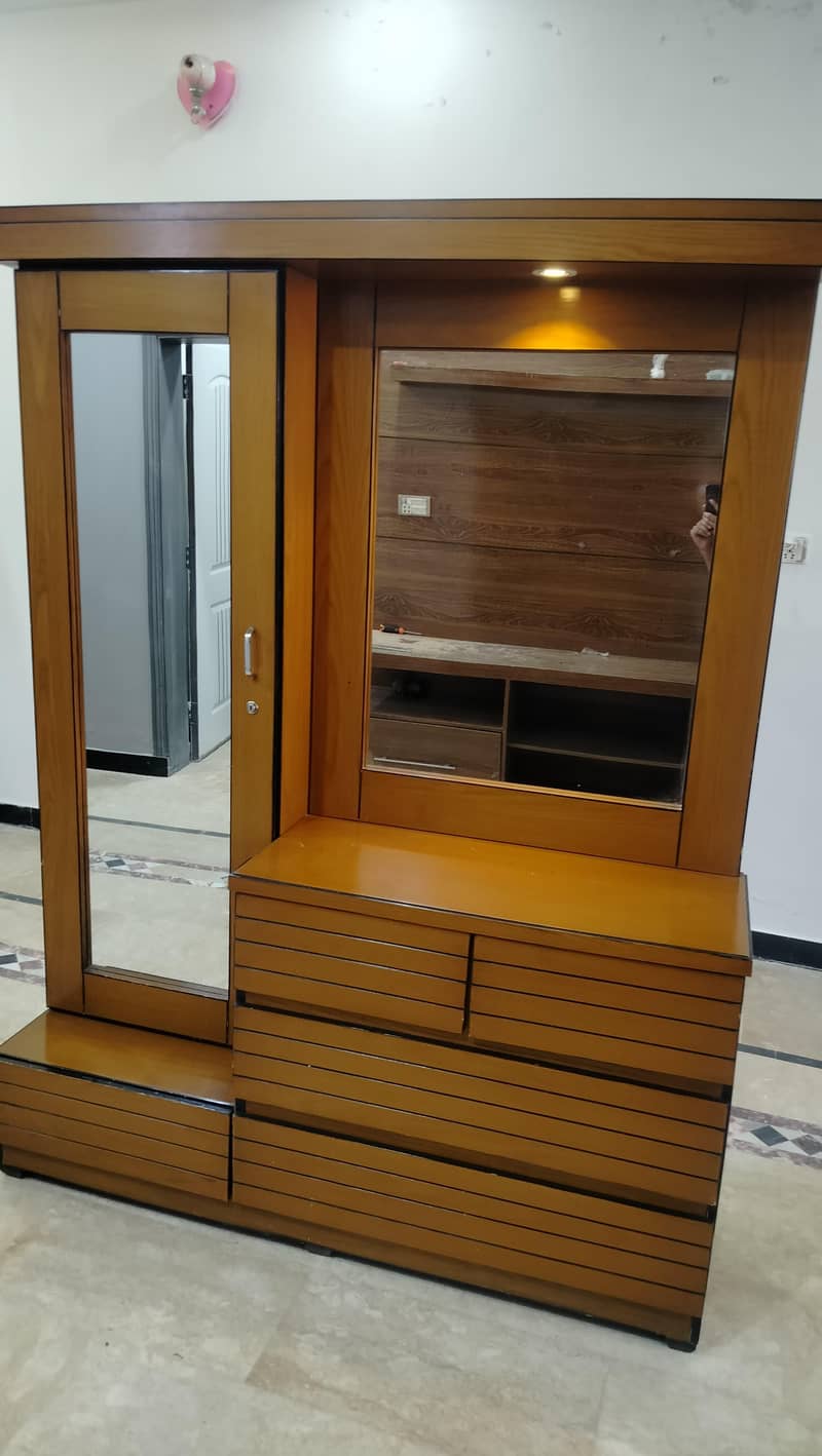 Almost new dressing/makeup table 3