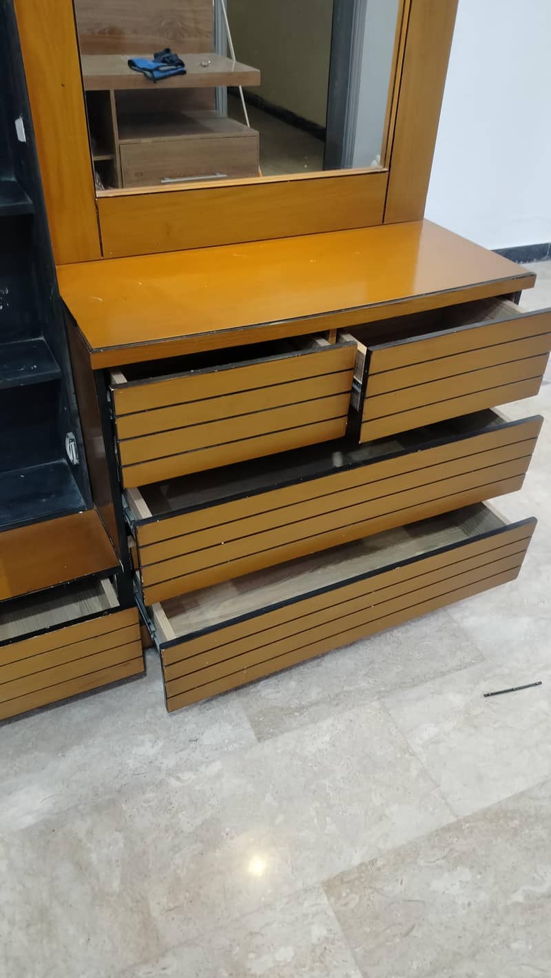 Almost new dressing/makeup table 4