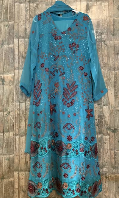 3 piece suit in new condition in green color and medium size