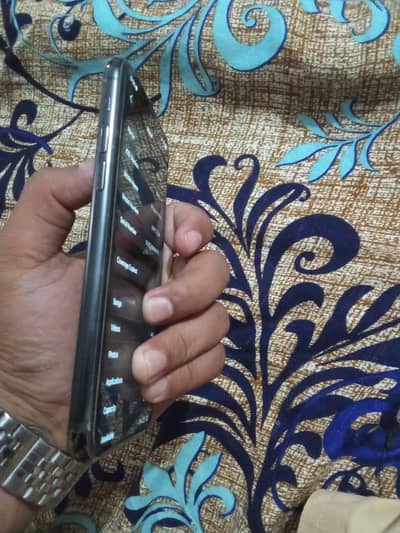 I phone 11 pro pta 256 gb ha all bs back chang ha face ic ok ha