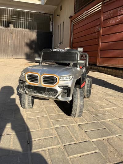 Jeep car for kids only used for 4or3 months with all accessories