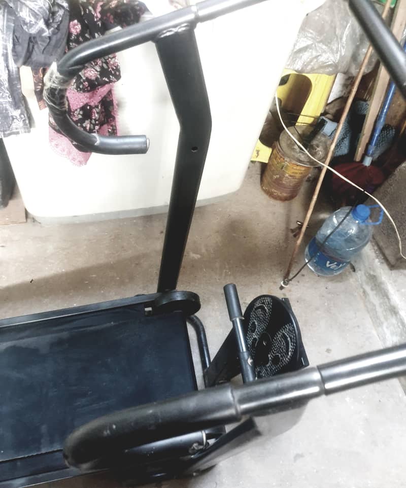 RUNNING MACHINE. . EXERCISE MACHINE 3