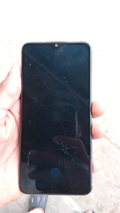 mobile ka dabba hath ha . no charger