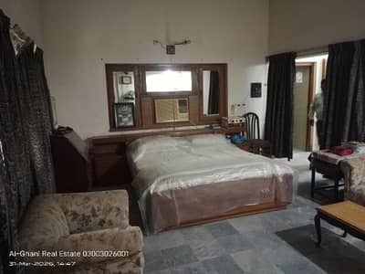 1300 sq yards Semi old bungalow for sale