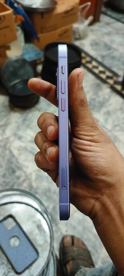 Just oper Vala speaker off hai water pack box charger saat hai