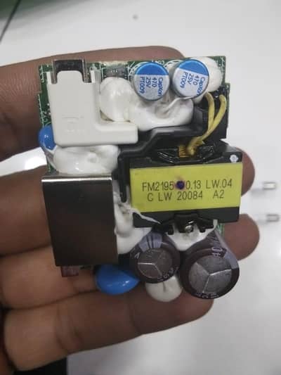 M. I 100% ORIGINAL CHARGER HAI MERE PAS STOCK HAI