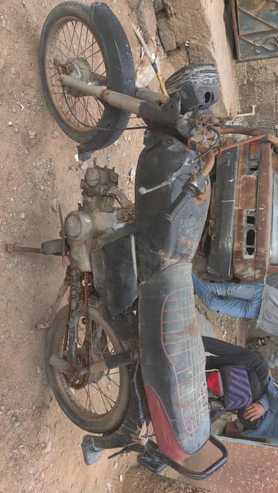 Head cylinder Mai Kam hai Baki bike ok hai body bhe bana gi