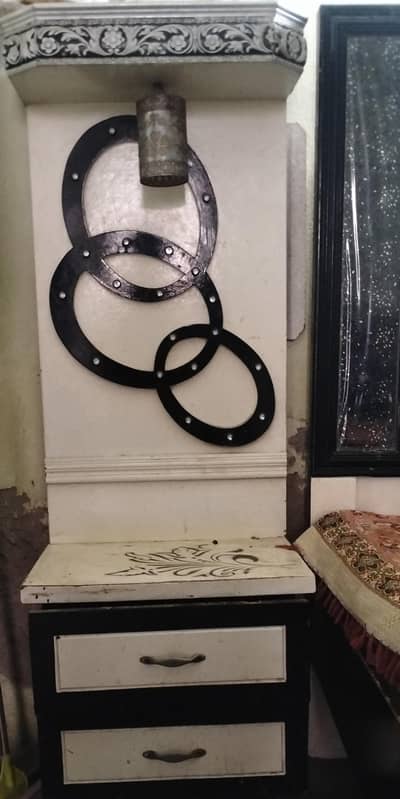 Bed singar shisha bartanon wali almari