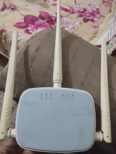 Tenda wifi device F 300mbs Three antena