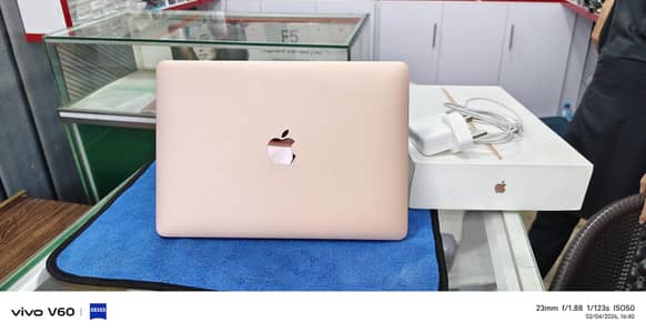 Brand new condition MacBook 12inc 2017 core i 5 8/256 only 112 cycle