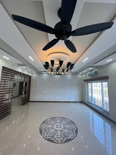 1.5 Kanal Corner House with Lawn Triple Unit