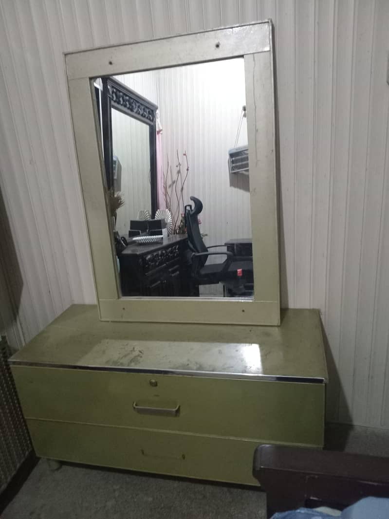 Dressing table with mirror 0