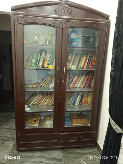 Wooden showcase 9/10 condition