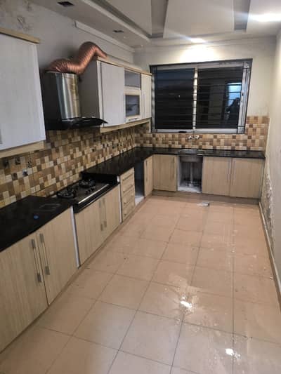 2 bedrooms & 3 bathrooms D TV lounge & kitchen