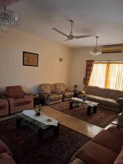 4 Kanal Old Bungalow On 40' wide Road In Muslim Town