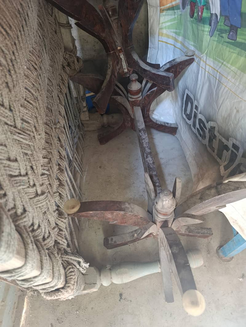 table without mirror 0