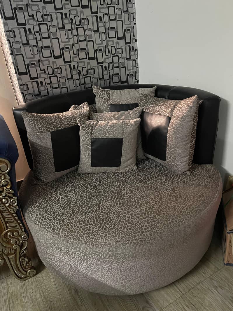 Round Sofa 0